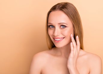 femeie care a aplicat un bronzer cremos pentru a obtine un look natural
