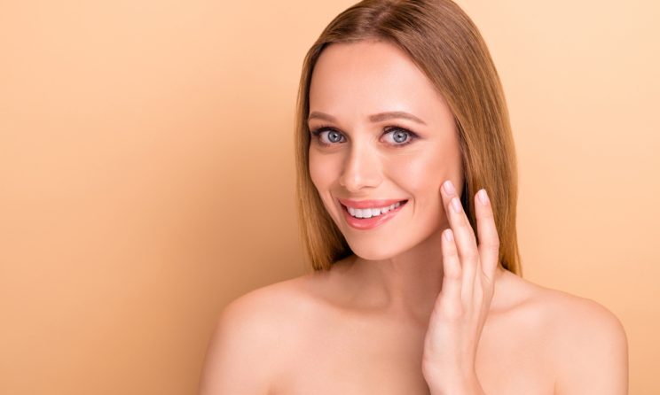 femeie care a aplicat un bronzer cremos pentru a obtine un look natural